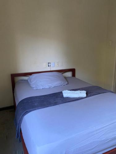 two beds sitting next to each other in a bedroom at Quarto Econômico no Centro para 2 Pessoas in Sete Lagoas