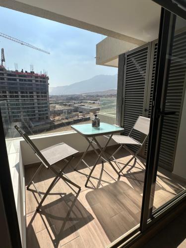 a table and chairs on a balcony with a view at Departamento 1 ambiente in Antofagasta