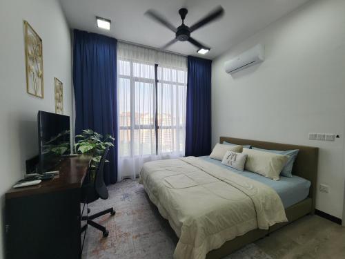 ein Schlafzimmer mit einem Bett, einem Schreibtisch und einem Fenster in der Unterkunft CasaZlyn Studio By MySky Stays at Presint 5, Putrajaya in Putrajaya