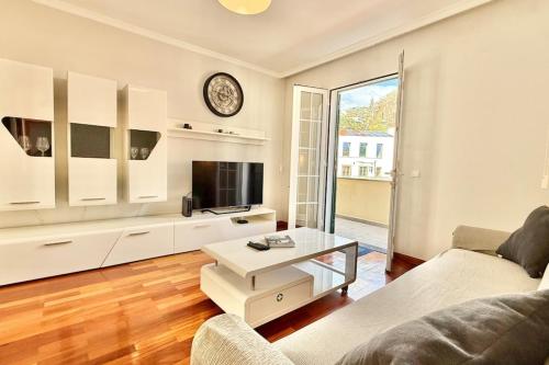 a living room with a couch and a tv at Serena Bay in Câmara de Lobos