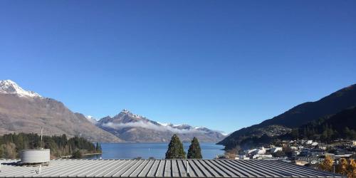 QT Apartment في كوينزتاون: اطلالة على بحيرة وجبل