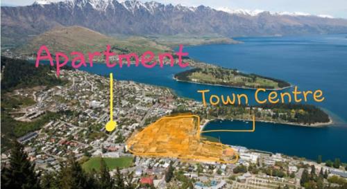 QT Apartment في كوينزتاون: منظر جوي لمركز المدينة وبحيرة