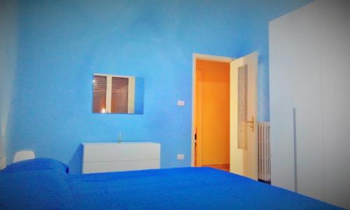 ガリポリにあるCasa Vacanze Serafinaの青いベッドルーム(ベッド1台、白いドレッサー付)
