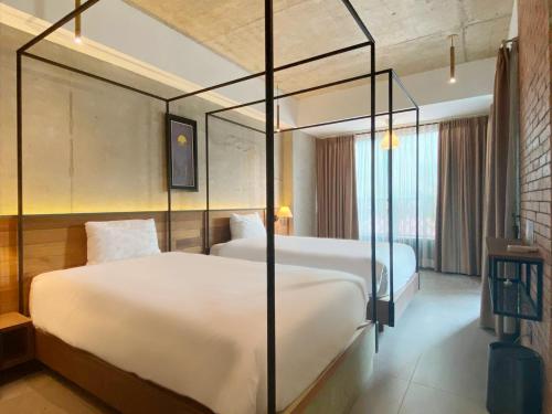 a hotel room with two beds in a room at CHECK inn Phnom Penh Royal Palace in Phnom Penh