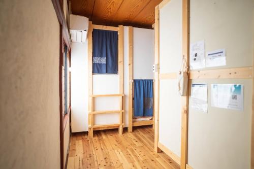 a room with a room with a ladder in it at ゲストハウス黒島 in Wajima