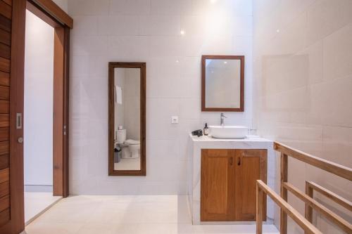 Koupelna v ubytování 8 Bedrooms Private Pool Villa Cemagi