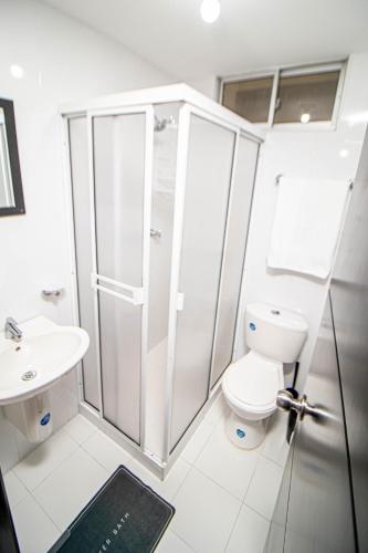 a bathroom with a shower and a toilet and a sink at Apartamentos Yuly Duque 302-401-404 in Bucaramanga