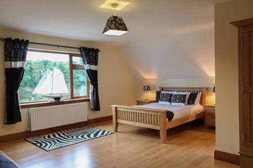 Un pat sau paturi într-o cameră la Templeview Lodge