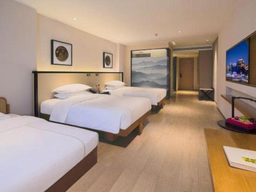 Ένα ή περισσότερα κρεβάτια σε δωμάτιο στο The Hotel V Nanjing Confucius Temple