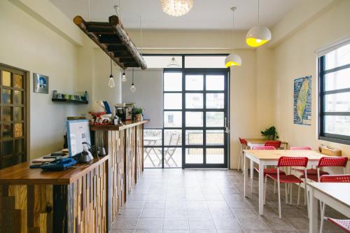 - une salle à manger avec une table et des chaises dans l'établissement Oats B&B, à Hengchun Old Town