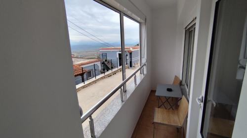 Un balcón o terraza en Zisi Rooms