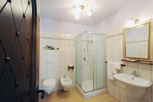 bagno con lavandino, doccia e servizi igienici di Antica Locanda San Leonardo 1554 a Ghivizzano