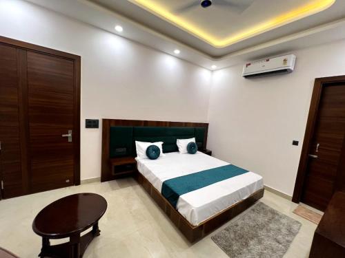 Ένα ή περισσότερα κρεβάτια σε δωμάτιο στο Hotel bliss inn & terrace