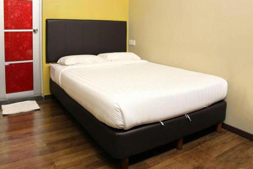 a large bed in a room with a white mattress at Sea Lion Pulau Ketam Bungalow Homestay in Bagan Teochew
