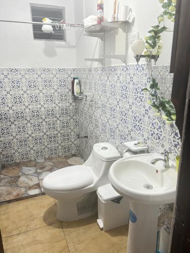 a bathroom with a toilet and a sink at Doucemaison in Tilarán