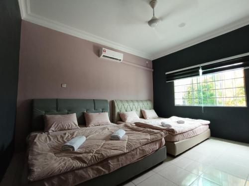 Ένα ή περισσότερα κρεβάτια σε δωμάτιο στο D'Homestay Merinding Trail WP Labuan