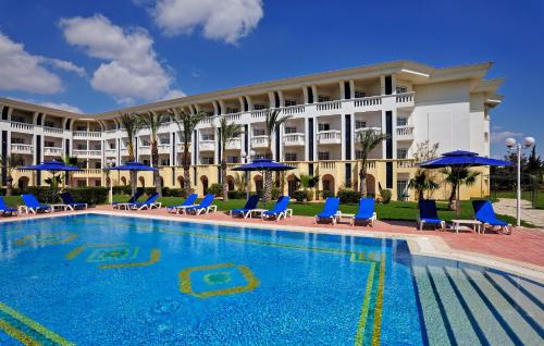 Swimming pool sa o malapit sa Medina Belisaire And Thalasso