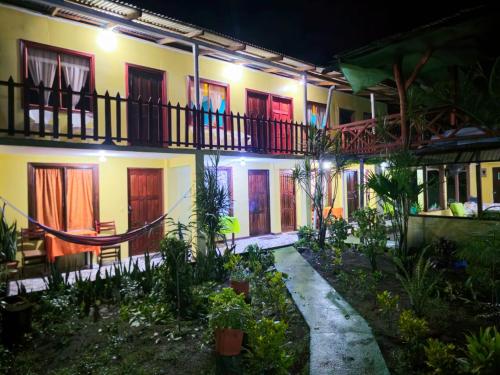 a courtyard of a house at night at Cabinas Miss Miriam 2 in Tortuguero