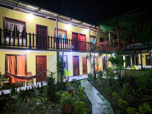 a courtyard of a house at night at Cabinas Miss Miriam 2 in Tortuguero
