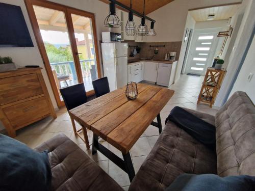 Η κουζίνα ή μικρή κουζίνα στο Ferienwohnung-Antolica-mit-Klimaanlage-150m-vom-Meer