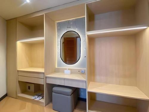 巴图KLUB BUNGA THEME PARK HOTEL的步入式衣柜,配有镜子和水槽