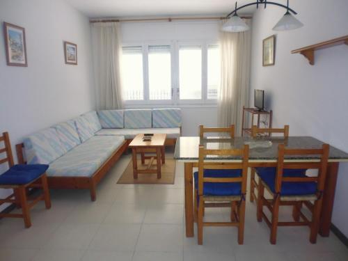 A seating area at Apartamento Blanes Nautic Port