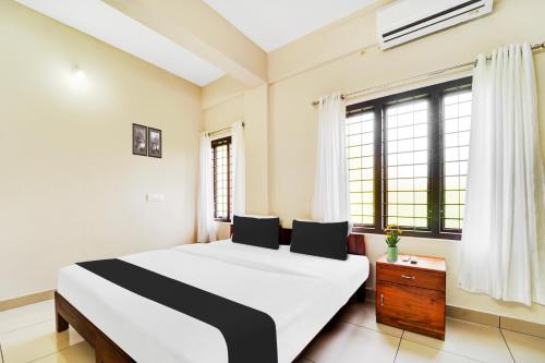Cama ou camas em um quarto em Super Hotel O Ambalamedu
