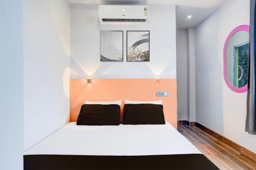 Ένα ή περισσότερα κρεβάτια σε δωμάτιο στο Super Hotel O Garchuk Market Formerly Trendz Stay