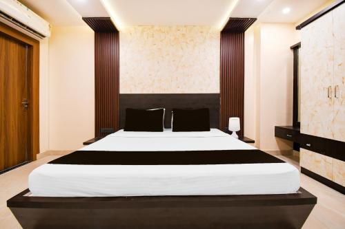 a bedroom with a large bed in a room at Super Townhouse Puri Formerly Hotel Narashingha in Puri