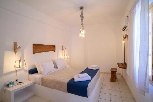 een slaapkamer met een bed met twee handdoeken erop bij Santorini Crystal Blue Boutique Hotel in Kamari