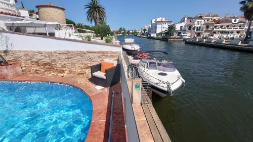 Villa Empuriabrava on main canal with 13 m private mooring, private pool, air con in all rooms, non-smoking