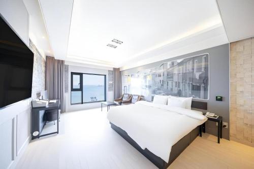 Ένα ή περισσότερα κρεβάτια σε δωμάτιο στο Pohang Hotel View