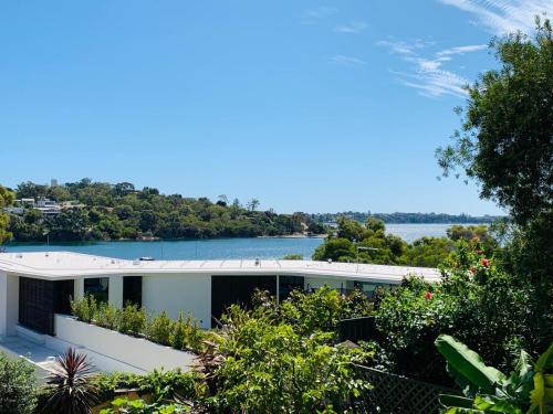BictonにあるRiverside Location near water and Golf Courseの水辺の景色が見える家