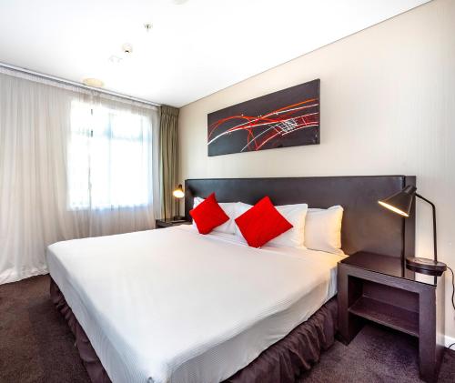 Postel nebo postele na pokoji v ubytování Oaks Auckland Hotel