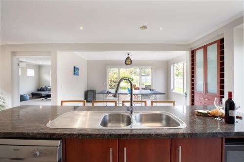 Una cocina o cocineta en Daintree Family Getaway Huge yard Aircon Heating Sleeps 12 Parks Beaches Table Tennis