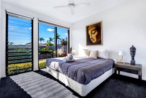 Un dormitorio con una cama y una ventana grande. en Bluewater Oasis, en Gold Coast