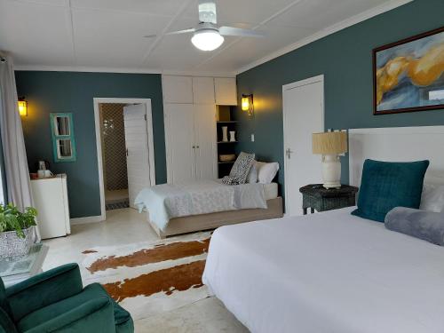 Un pat sau paturi într-o cameră la Ocean Blue Suite - Villa Roc Guesthouse