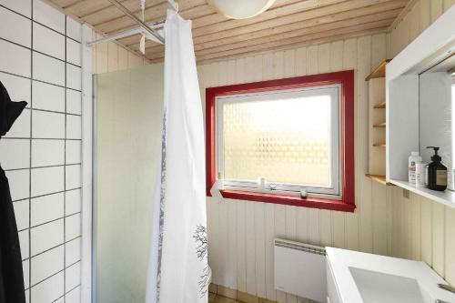 Koupelna v ubytování Cozy Cottage On North Bornholm