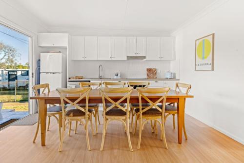 Η κουζίνα ή μικρή κουζίνα στο The Cabana - Pet Friendly with Fireplace - 2 Mins to Beach