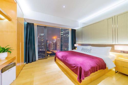 Ένα ή περισσότερα κρεβάτια σε δωμάτιο στο VanHao Serviced Apartment-Zhujiang Newtown-Near the US consulate-Vaperse the same building