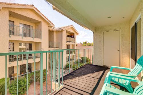 Un balcón o terraza en Community Pool and Gym Apt 5 Mi to Laughlin Casinos