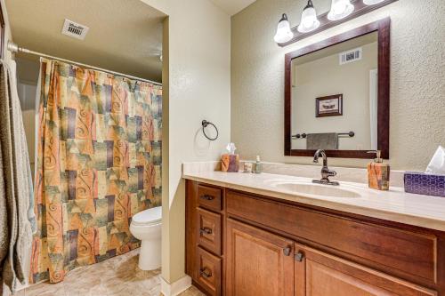 Un baño de Community Pool and Gym Apt 5 Mi to Laughlin Casinos