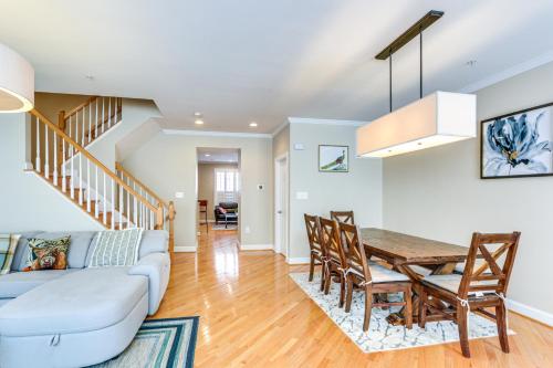Zona de estar de Work, Play and Explore DC Area Herndon Haven!