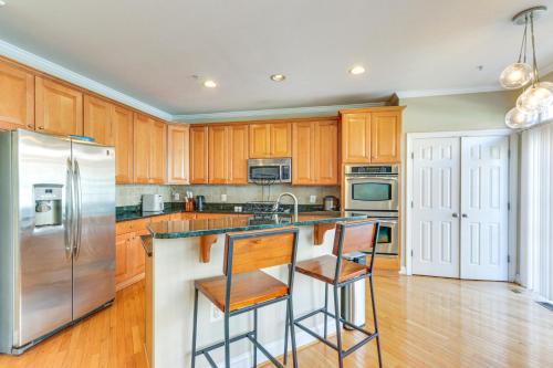 Una cocina o zona de cocina en Work, Play and Explore DC Area Herndon Haven!