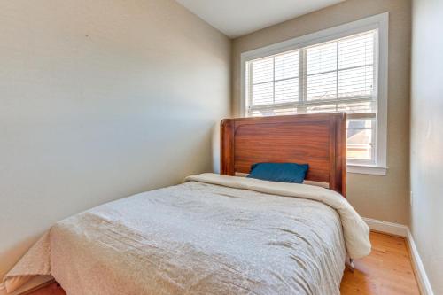 Cama o camas de una habitación en Work, Play and Explore DC Area Herndon Haven!
