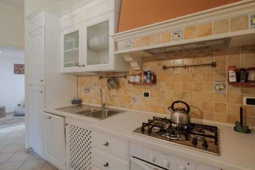 Kuchyň nebo kuchyňský kout v ubytování Residenza Gorleri charme e relax
