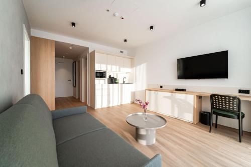 a living room with a couch and a tv at MARSHALL Golf & Wellness Hotel in Sokolov