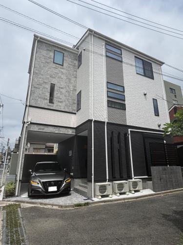 a car parked in front of a house at 鎌倉楠Home in Kamakura