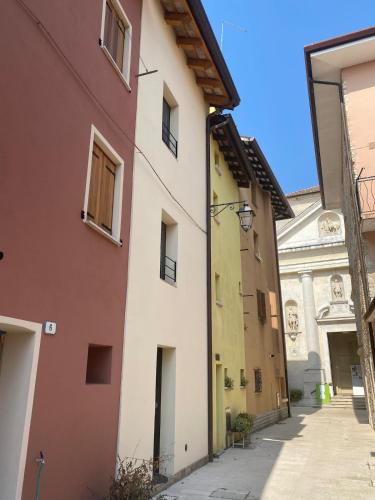 a row of buildings in an alley at Vivere Nient'Altro between port and historic center in Marano Lagunare