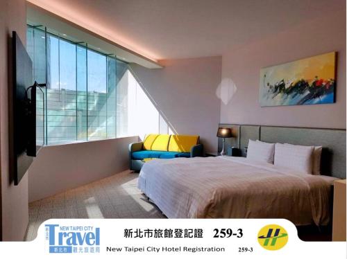 ein Hotelzimmer mit einem Bett und einem Fenster in der Unterkunft Hotel Geight Taipei in Zhonghe